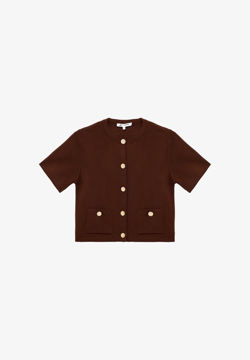 Cárdigan corto marrón de manga corta con un escote redondo, cinco grandes botones y dos bolsillos frontales. Tejido texturizado y silueta cuadrada.