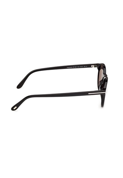 Lunettes de soleil rectangulaires noires vues de profil, mettant en avant les branches fines avec des accents argentés et des verres teintés.