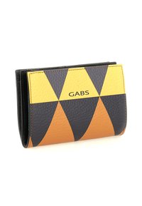 Portafoglio con un motivo geometrico in pelle gialla, nera e marrone, con il nome del marchio "GABS" sul davanti.