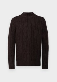 Pull en maille marron foncé présentant une texture côtelée, un col ras du cou haut et des manches longues avec un ourlet ajusté.