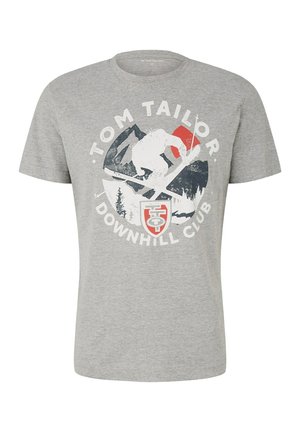 Szary T-shirt z grafiką snowboardzisty w powietrzu, w tle góry, czerwone słońce oraz napis "Tom Tailor Downhill Club".
