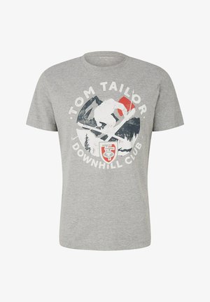 Szary T-shirt z grafiką snowboardzisty w powietrzu, w tle góry, czerwone słońce oraz napis "Tom Tailor Downhill Club".