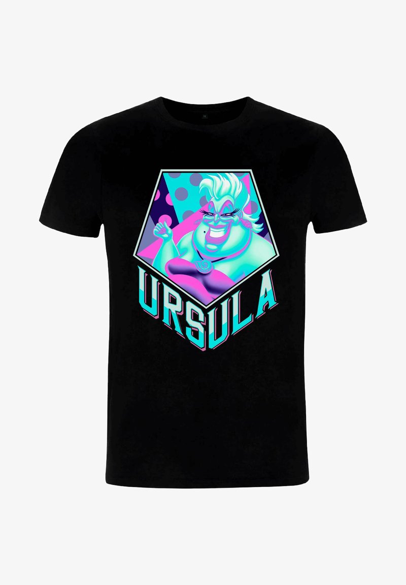 Černé tričko s barevným grafickým motivem postavy v odstínech akvamarínu a fialové, s textem "URSULA" napsaným tučným, ostrým písmem.