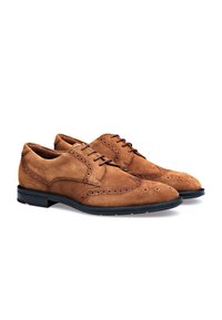 Bruine suède veterschoenen met een wingtipontwerp, geperforeerde details en een zwarte rubbere zool. Heeft een gladde textuur en een klassieke silhouet.