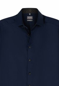 Marineblaue Komfortpassform-Hemd aus glattem Stoff, ausgestattet mit einem spitzen Kragen, braunen Knöpfen und einem gemusterten Innenfutter.