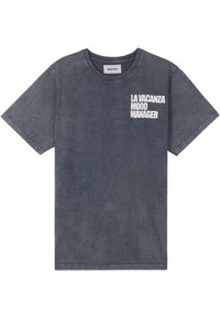 Ciemnoszara bawełniana koszulka z okrągłym dekoltem. Z przodu umieszczony biały napis "LA VACANZA MOOD MANAGER". Krótkie rękawy i luźny fason.