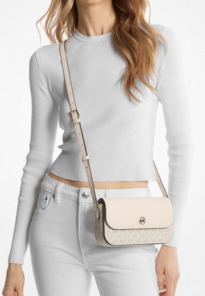 Sac bandoulière en beige clair et crème, présentant un motif logo, une quincaillerie dorée et une forme structurée. La sangle est réglable.