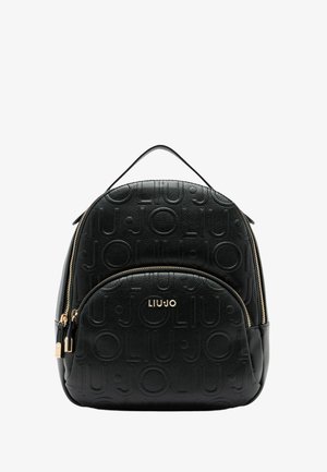 Sac à dos en simili cuir noir avec un motif de logo en relief, présentant une forme arrondie, des accents en métal doré et une poche zippée à l'avant.