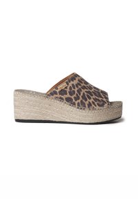 Sandalia tipo cuña con estampado de leopardo y suela de yute tejido, diseño de punta abierta y acentos de cuero en color marrón. Suela exterior de goma negra plana.