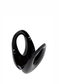 Scultura nera lucida con forme morbide e curve e due aperture. Presenta piccoli accenti in metallo vicino alla base.
