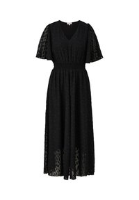 Černé šaty s průhlednými krátkými rukávy, V-výstřihem, nařaseným pasem a splývavou sukní s jemnou texturou zvířecího vzoru.