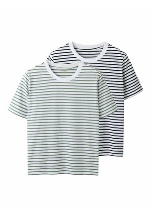 To kortærmede t-shirts med rund hals, den ene hvid med lysegrå striber, den anden hvid med sorte striber, arrangeret overlappende.