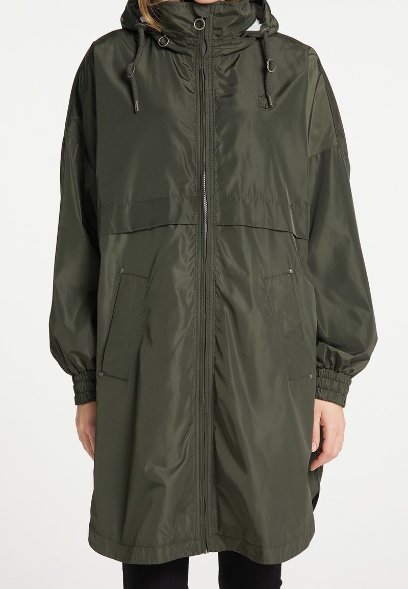 Olivgrüne, wasserabweisende Jacke mit Reißverschluss vorne, Kordelzugkapuze, elastischen Bündchen und zwei Seitentaschen. Glatter, leichter Stoff.