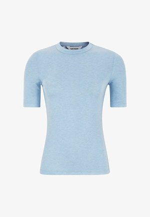 Lichtblauw getailleerd T-shirt met korte mouwen, ronde hals, gemaakt van zachte stof met een gladde textuur en subtiel gemêleerd patroon.