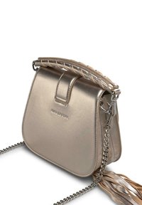 Geantă de mână din piele metalizată aurie, cu o formă structurată, mânere împletite, curea din lanț și detaliu cu franjuri, având închidere magnetică.