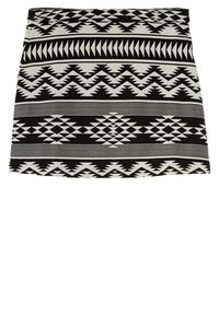 Mini gonna con pattern in bianco e nero caratterizzata da design geometrici, tra cui triangoli e rombi, con una texture liscia e una linea dritta.