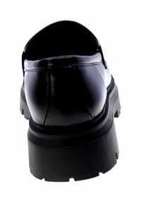 Scarpa slip-on in pelle nera con superficie liscia, punta rotonda e suola in gomma spessa con motivi di battistrada profondi.