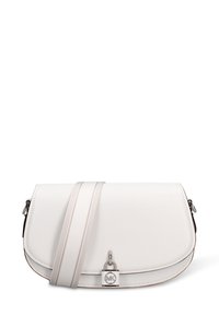 Witte leren crossbodytas met klep, zilverkleurige hardware en een afneembare stoffen schouderriem. Voorzien van een hangslotdetail aan de voorkant.