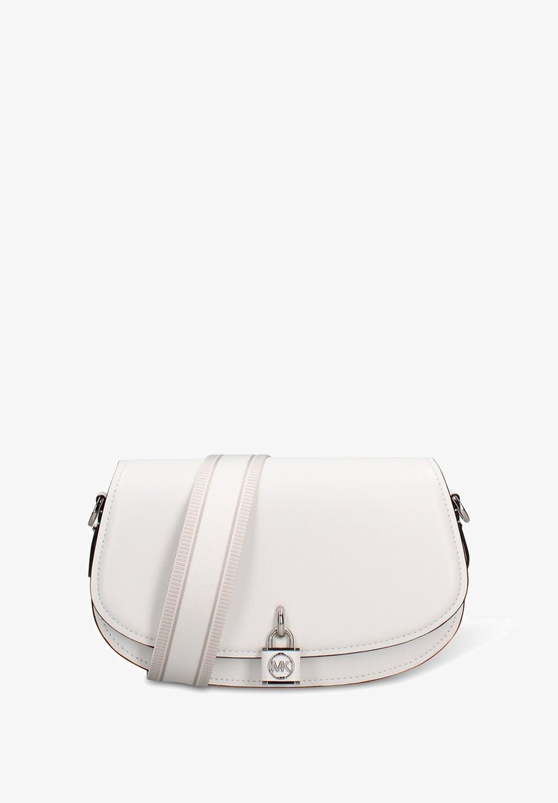 Witte leren crossbodytas met klep, zilverkleurige hardware en een afneembare stoffen schouderriem. Voorzien van een hangslotdetail aan de voorkant.