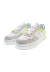 Vita och grå sneakers med en slät läder- och mocka-textur, med neongula och ljusblå detaljer, samt en tjock vit sula.