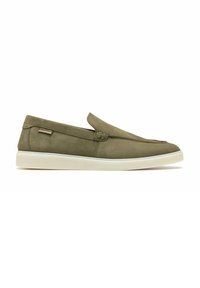 Olijfgroene instappers van zacht suede, met een ronde neus, subtiele stiksels en een witte rubberen zool. Bevat een klein logoaccent.