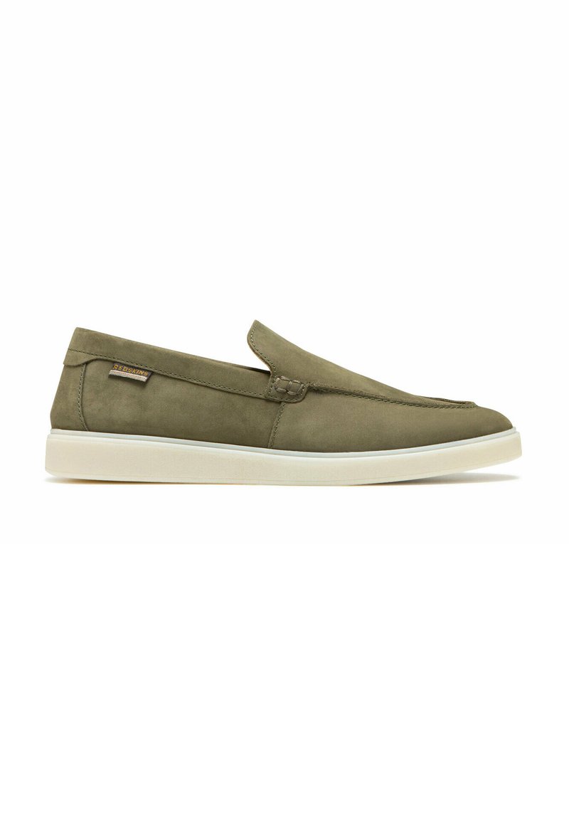 Olijfgroene instappers van zacht suede, met een ronde neus, subtiele stiksels en een witte rubberen zool. Bevat een klein logoaccent.
