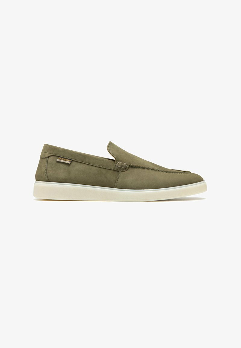 Scarpe slip-on verde oliva realizzate in morbido camoscio, con punta tondeggiante, cuciture sottili e suola in gomma bianca. Presentano un piccolo accento con logo.