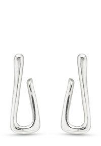 Pendientes de plata con una forma alargada y fluida. Presentan una superficie lisa y pulida, y se estrechan en los extremos, mostrando un diseño minimalista.