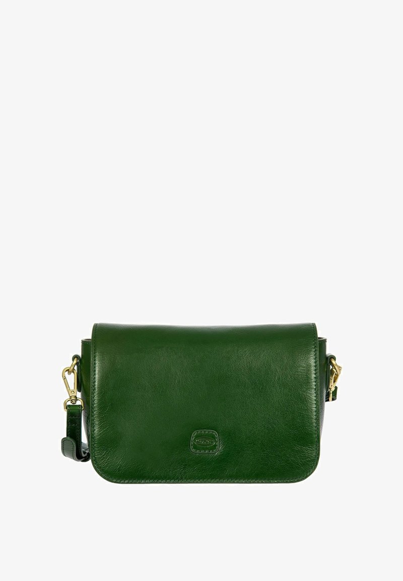 Sac bandoulière en cuir vert à texture lisse, fermeture à rabat, sangle réglable et quincaillerie dorée. Forme rectangulaire compacte.