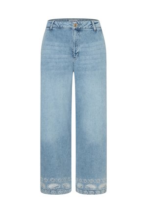 Hellblaue Jeans mit weitem Bein, Knopfverschluss, Gürtelschlaufen und weißen bestickten Blumenmustern am Saum.
