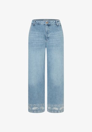 Hellblaue Jeans mit weitem Bein, Knopfverschluss, Gürtelschlaufen und weißen bestickten Blumenmustern am Saum.