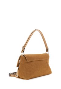 Tan suède handtas met een gestructureerde vorm, een enkele leren handgreep en een opgevouwen klep-sluiting. Soepele textuur met minimale hardware.
