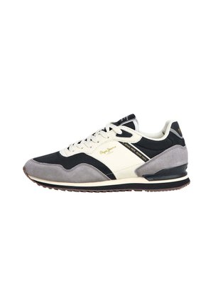 Casualowy sneaker w czerni, bieli i szarości, z przodu sznurowany, z logo "Pepe Jeans" po boku oraz z wyściełanym kołnierzem i podeszwą dla komfortu.
