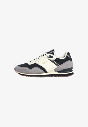 Baskets décontractées en noir, blanc et gris avec lacets à l'avant, marquées "Pepe Jeans" sur le côté et col et semelle rembourrés pour le confort.