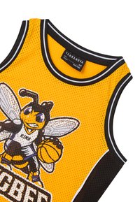 Maglietta da basket in mesh gialla con una grafica di un'ape che tiene un pallone da basket. Il colletto e le aperture per le braccia sono bordati di nero. Etichetta del marchio visibile.
