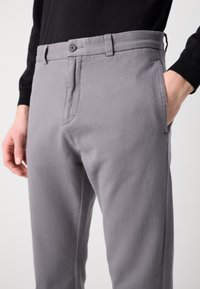 Szare chinosy z bawełny o slim fit, z zapięciem na guzik, przednimi kieszeniami i gładką teksturą.