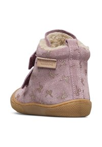 Stivale alla caviglia in suede rosa con motivi a stella dorati, fodera interna morbida e suola in gomma flessibile. Caratterizzato da un cappio sul retro per un facile indossamento.