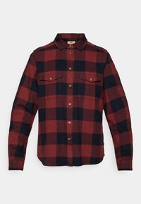 Camisa de flanela em xadrez vermelho e azul-marinho com mangas longas, colarinho, dois bolsos no peito com abas de botão e uma bainha reta.