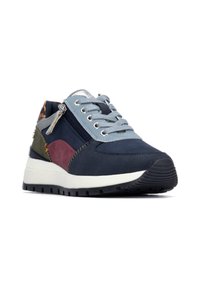 Zapatilla multicolor con paneles de ante en navy, gris, burdeos y verde. Suela texturizada con una media suela blanca y acentos plateados.