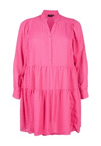 Růžové košilové šaty s vrstveným designem, s texturovaným zigzag vzorem a dlouhými rukávy s nařasenými detaily.