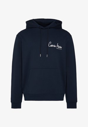 Marineblå hettegenser med frontlomme, justerbar snor i hetten, og hvit "Calvin Klein Established 1968" logo på venstre bryst.