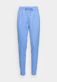 Lichtblauwe jogpants van zacht materiaal. Voorzien van een trekkoord in de taille, plooien aan de voorkant en taps toelopende pijpen voor een strak uiterlijk.