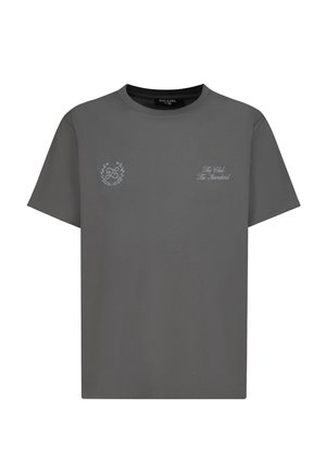 Dunkelgraues T-Shirt mit kurzen Ärmeln und Rundhalsausschnitt mit kleinem weißen Text „The Club The Standard“ auf der rechten Brust und rundem Logo auf der linken Brust.