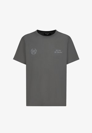 Dunkelgraues T-Shirt mit kurzen Ärmeln und Rundhalsausschnitt mit kleinem weißen Text „The Club The Standard“ auf der rechten Brust und rundem Logo auf der linken Brust.
