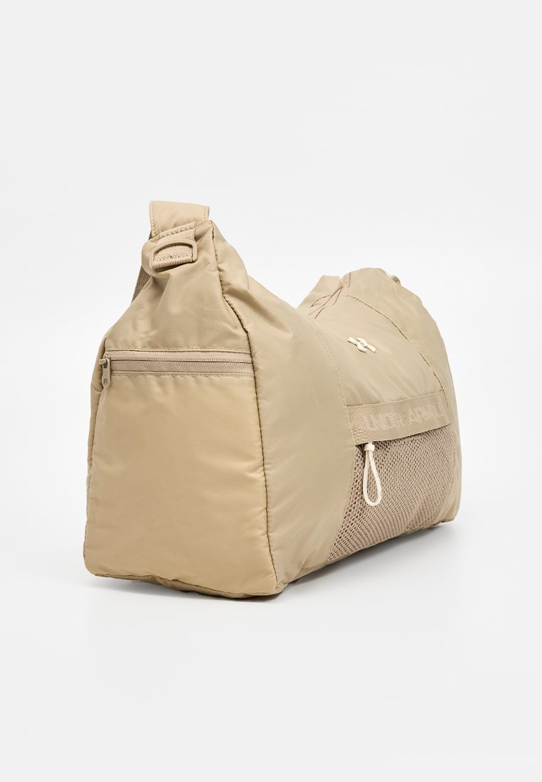 Bolso de lona beige de nylon, con forma estructurada, un bolsillo con cremallera, panel de malla y correa ajustable.