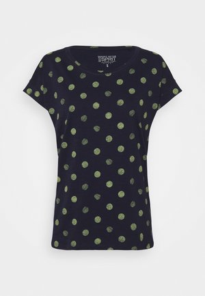 Granatowy t-shirt z krótkim rękawem wykonany z organicznej bawełny, ozdobiony wzorem zielonych, fakturowanych kropek na całej powierzchni.