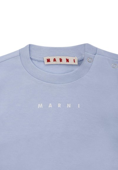Felpa in cotone azzurro chiaro con logo "MARNI" in bianco, collo rotondo e due bottoni a pressione argentati sulla spalla per una facile vestibilità.