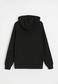 Czarna bluza z kapturem z sznurkiem, długimi raglanowymi rękawami i gładką fakturą tkaniny. Tył jest gładki, z prążkowanym wykończeniem.