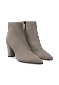 Stivali alla caviglia in suede grigio con punta affusolata, chiusura con zip e tacco a blocco di 3 pollici. Texture liscia con design minimalista e senza motivi visibili.