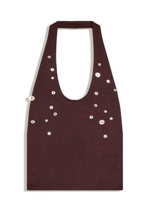 Sötétbarna ujjatlan felső mély U-alakú nyakkivágással, amelyet apró, fehér gombok díszítenek szétszórva az elülső oldalak mentén.